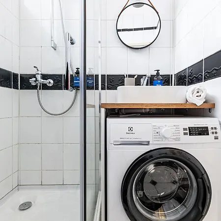 Days - - New Town Appartement